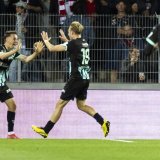 Faber (à gauche) félicité après son but KEYSTONE/CYRIL ZINGARO